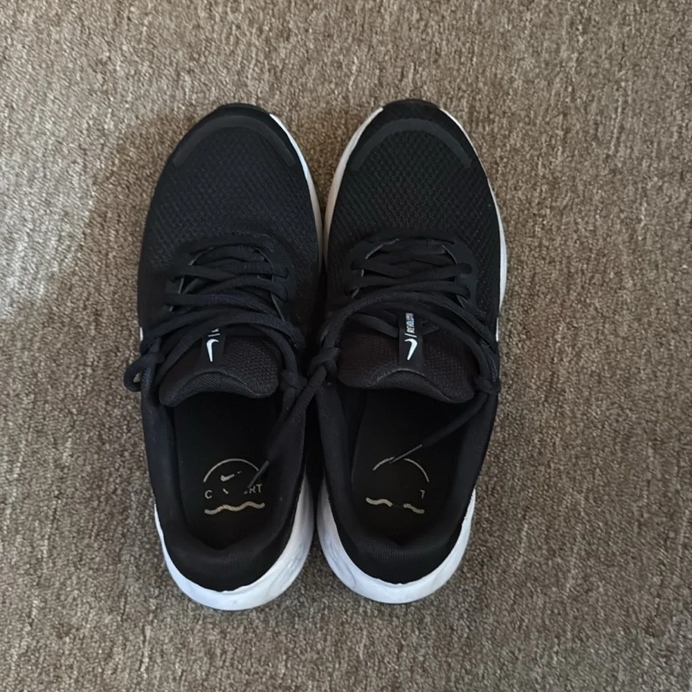 Nike Women’s Black and White Running Shoes Size 8.5 - Picture 3 of 5